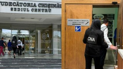 Mită pentru hotărâri favorabile. Un avocat și un angajat al unei instanțe din Chișinău, reținuți de CNA